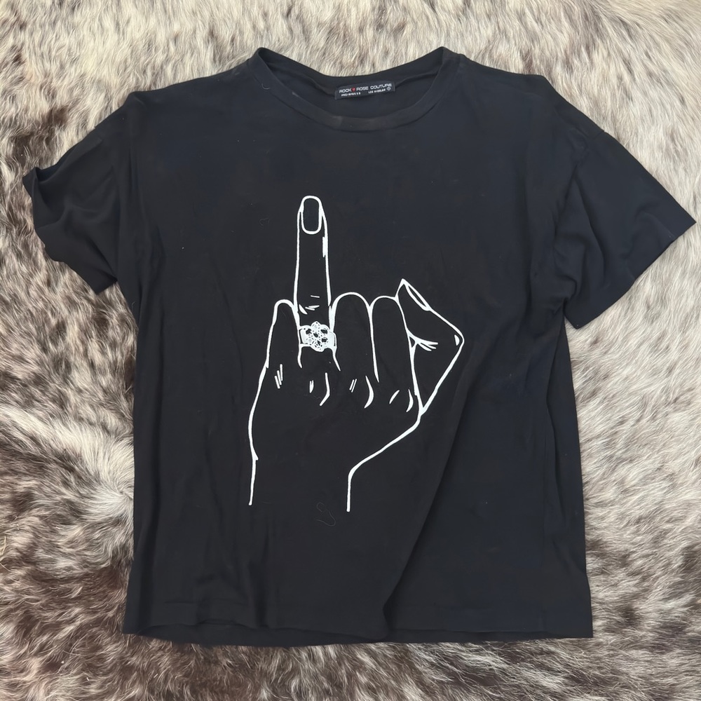Black ring finger tee